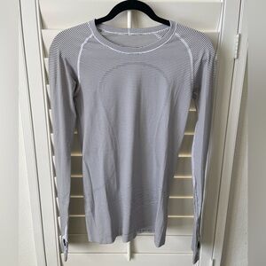 Lululemon Swiftly Tech Long sleeve Crew in black and white sz 6